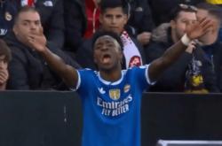 皇马内讧升级！两大核心(xīn)公开对喷！阿隆索(suǒ)鎮(zhèn)不住(zhù)，银河(hé)战舰成笑话