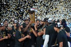 湖(hú)人官方媒体回击球迷质疑(yí)季中赛冠軍(jūn)，却被(bèi)詹姆斯言(yán)论打脸