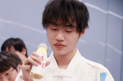 解说米勒(lēi)说出LPL困境，中(zhōng)单選(xuǎn)手出现严重断档(dàng)，新(xīn)生代实力(lì)都很菜(cài)