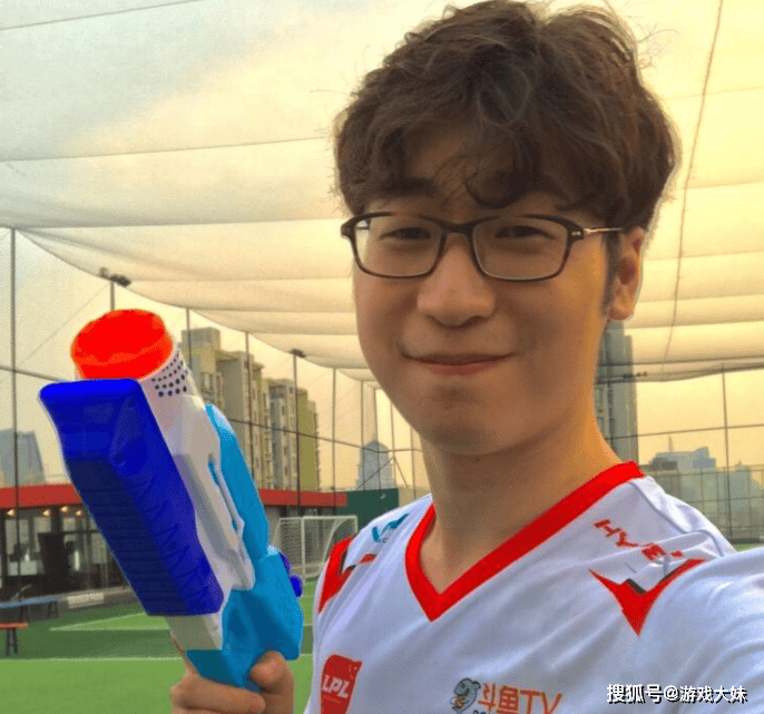 LPL终于涨工资了，王多多曝光如今解说工资，管泽元收入最高