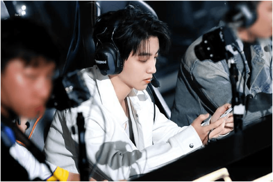 赵露思变身水晶玫瑰公主，现身LOL手游老友聚会