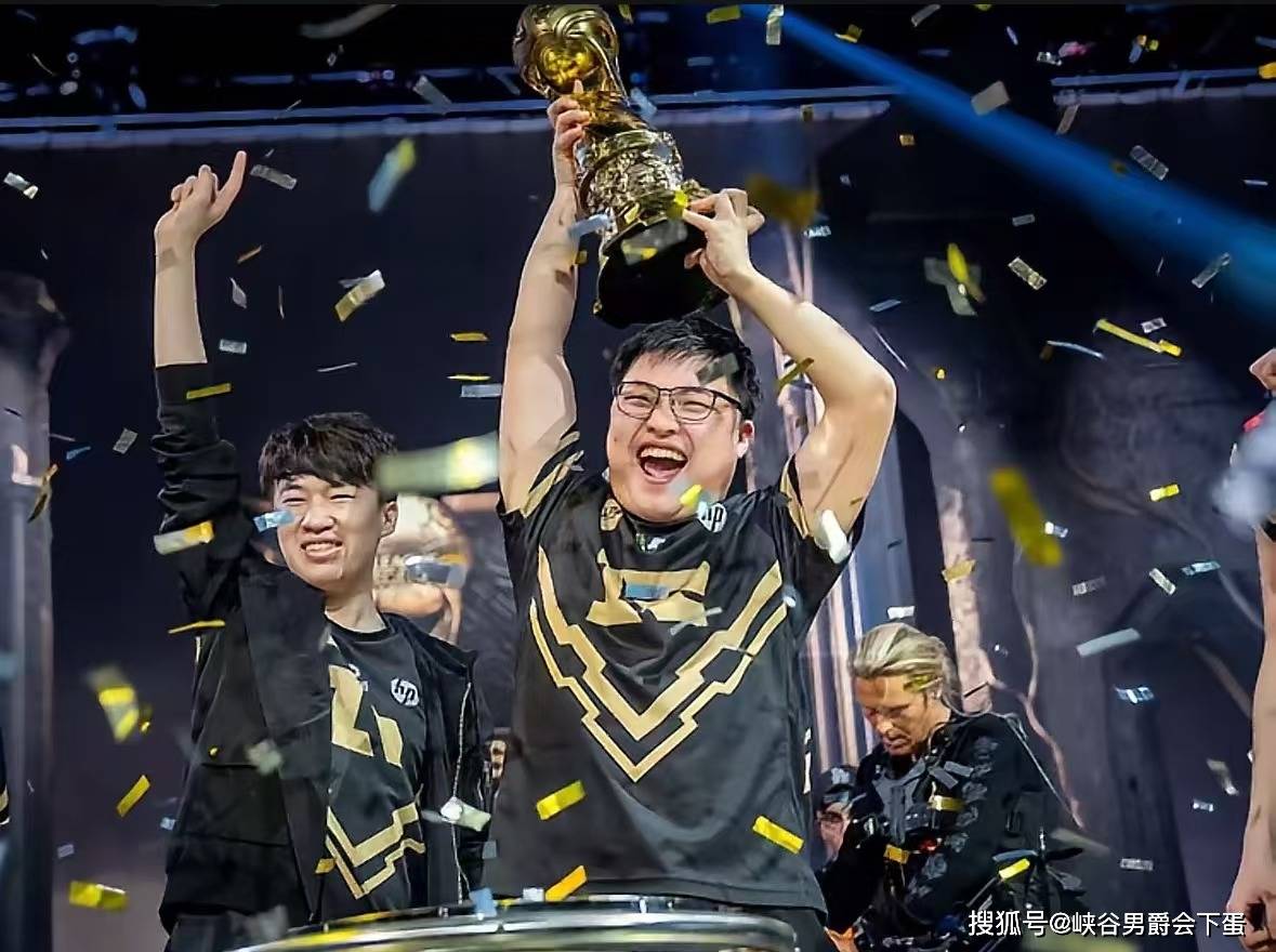 继“真实电竞喊话LPL：凭什么让Uzi退役？”后，水晶哥与MLXG谈Uzi复出：概率不超过百分之二十，他都二胎了，会以家庭为重！