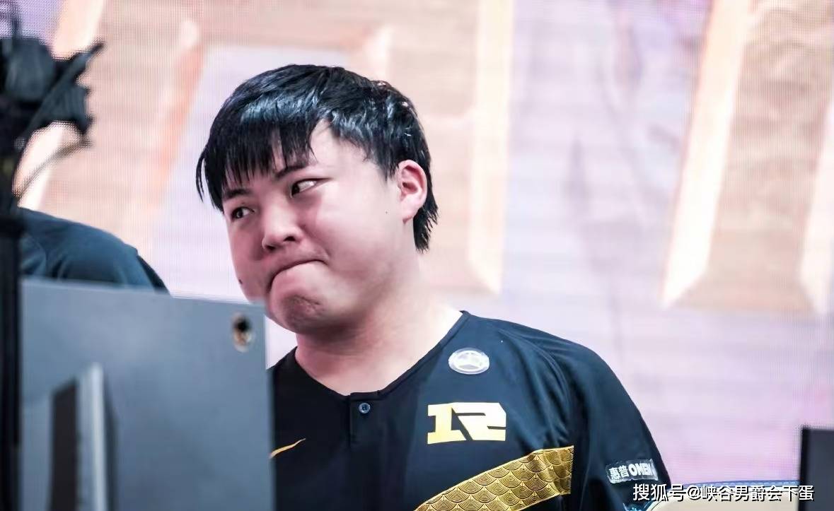 继“真实电竞喊话LPL：凭什么让Uzi退役？”后，水晶哥与MLXG谈Uzi复出：概率不超过百分之二十，他都二胎了，会以家庭为重！