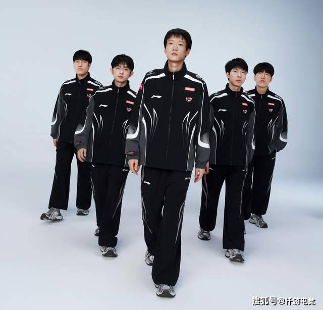 LOL官方更新战力排行榜，第一毫不意外，IG赫然在列！