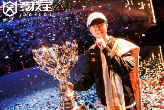 LOL-T1问鼎S15全球总决赛冠军，Faker收获个人第六冠